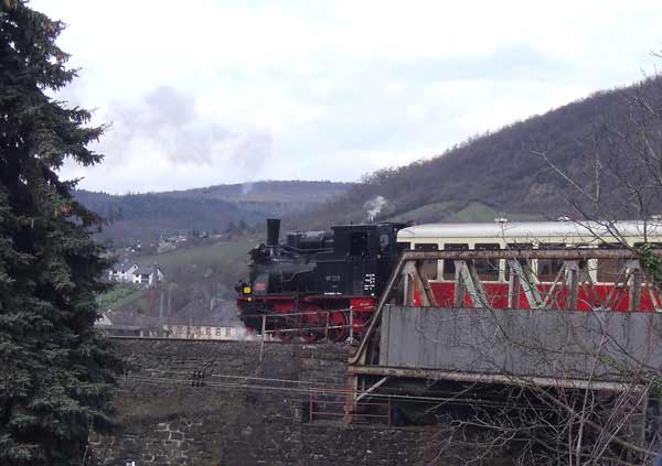 Zug über Brücke