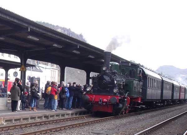 Dampfzug zum Lokschuppen