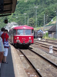 Einfahrt in den Bahnhof Linz am Rhein