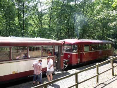 der Schienenbus mit Beiwagen am Haltepunkt "Brauerei"