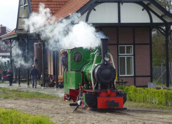 vor dem Bahnhof