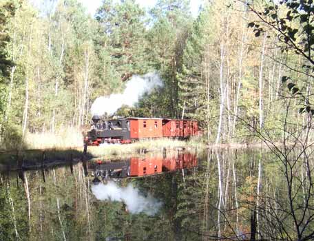 Güterzug:  Spiegelung im See