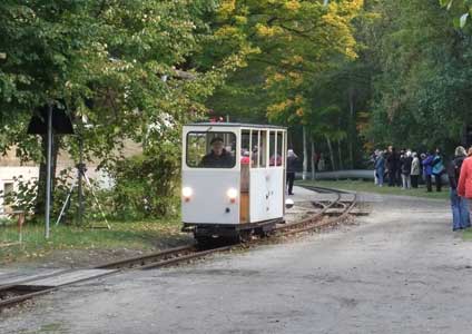 Manfred Schaible mit seinem Triebwagen