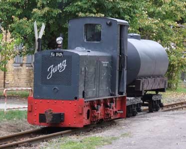 Jung mit Kesselwagen