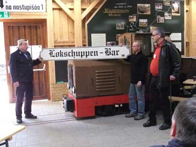 Übergabe des Schildes "Lockschuppenbar".